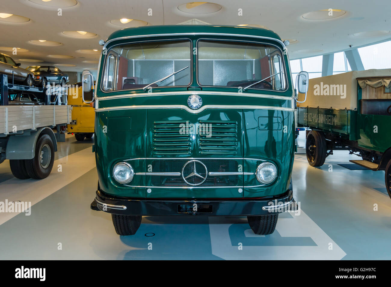 STUTTGART, ALLEMAGNE - Mars 19, 2016 : le camion Mercedes-Benz LP333 chariot plate-forme, 1959. Musée Mercedes-Benz. Banque D'Images STUTTGART, ALLEMAGNE - Mars 19, 2016 : le camion Mercedes-Benz LP333 chariot plate-forme, 1959. Musée Mercedes-Benz. Banque D'Images
