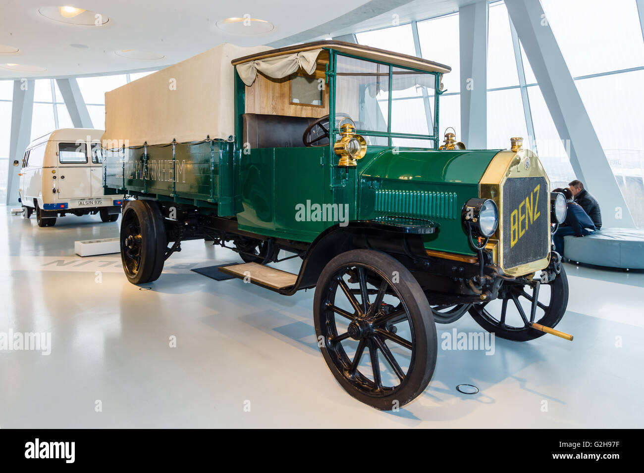 STUTTGART, ALLEMAGNE - Mars 19, 2016 : Le camion Benz 3-ton, 1912. Musée Mercedes-Benz. Banque D'Images STUTTGART, ALLEMAGNE - Mars 19, 2016 : Le camion Benz 3-ton, 1912. Musée Mercedes-Benz. Banque D'Images