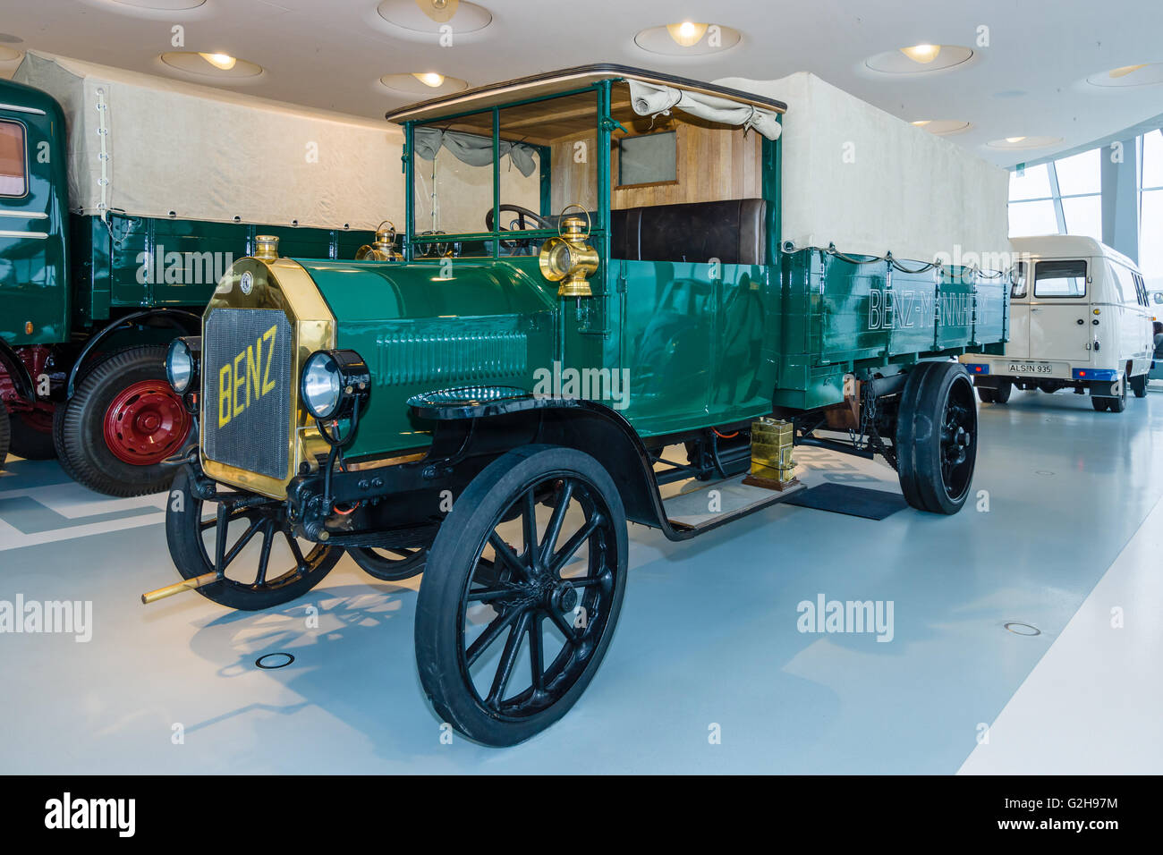 STUTTGART, ALLEMAGNE - Mars 19, 2016 : Le camion Benz 3-ton, 1912. Musée Mercedes-Benz. Banque D'Images STUTTGART, ALLEMAGNE - Mars 19, 2016 : Le camion Benz 3-ton, 1912. Musée Mercedes-Benz. Banque D'Images