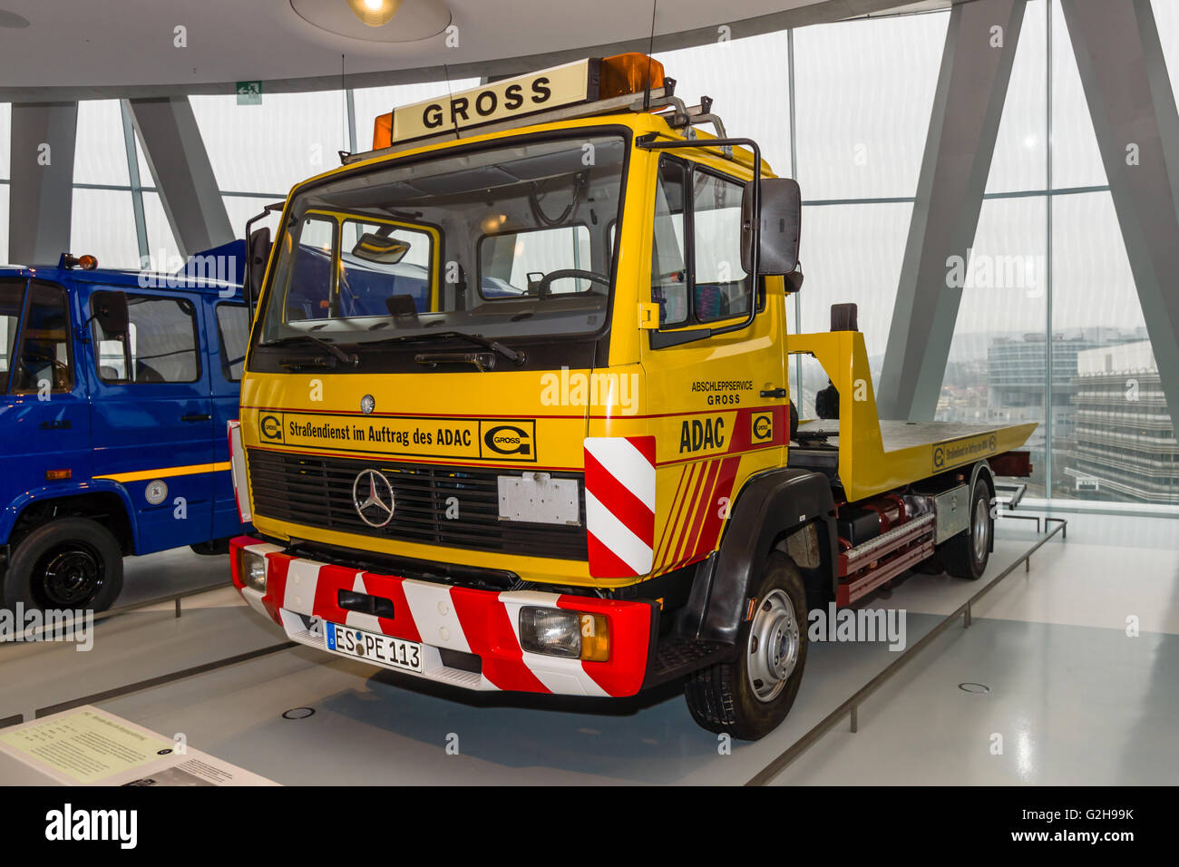 STUTTGART, ALLEMAGNE - Mars 19, 2016 : Mercedes-Benz camion de récupération 814, 1992. Musée Mercedes-Benz. Banque D'Images STUTTGART, ALLEMAGNE - Mars 19, 2016 : Mercedes-Benz camion de récupération 814, 1992. Musée Mercedes-Benz. Banque D'Images