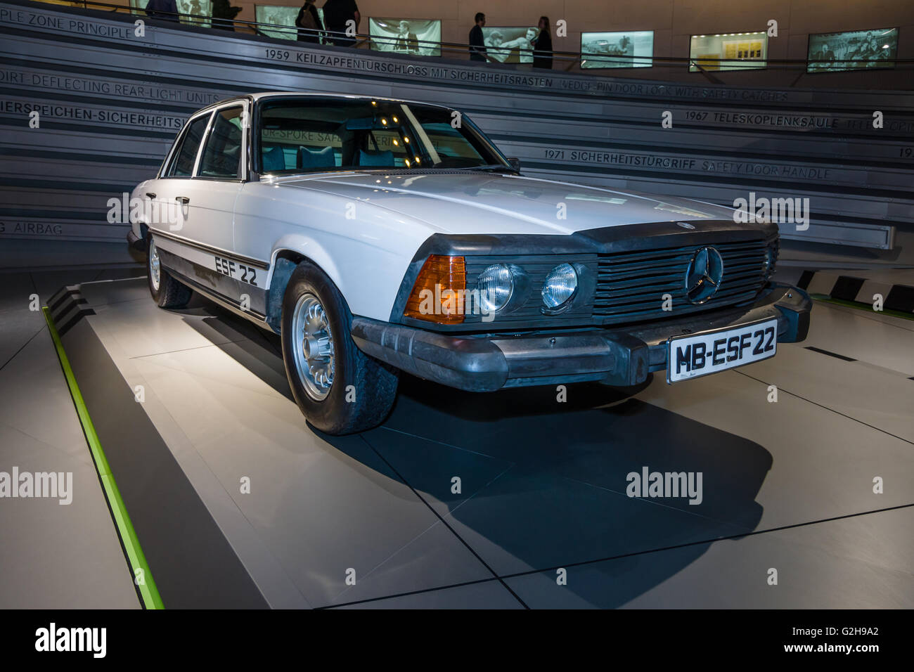 STUTTGART, ALLEMAGNE - Mars 19, 2016 : Mercedes-Benz Véhicules Sécurité expérimental FSE22, 1973. Musée Mercedes-Benz. Banque D'Images STUTTGART, ALLEMAGNE - Mars 19, 2016 : Mercedes-Benz Véhicules Sécurité expérimental FSE22, 1973. Musée Mercedes-Benz. Banque D'Images
