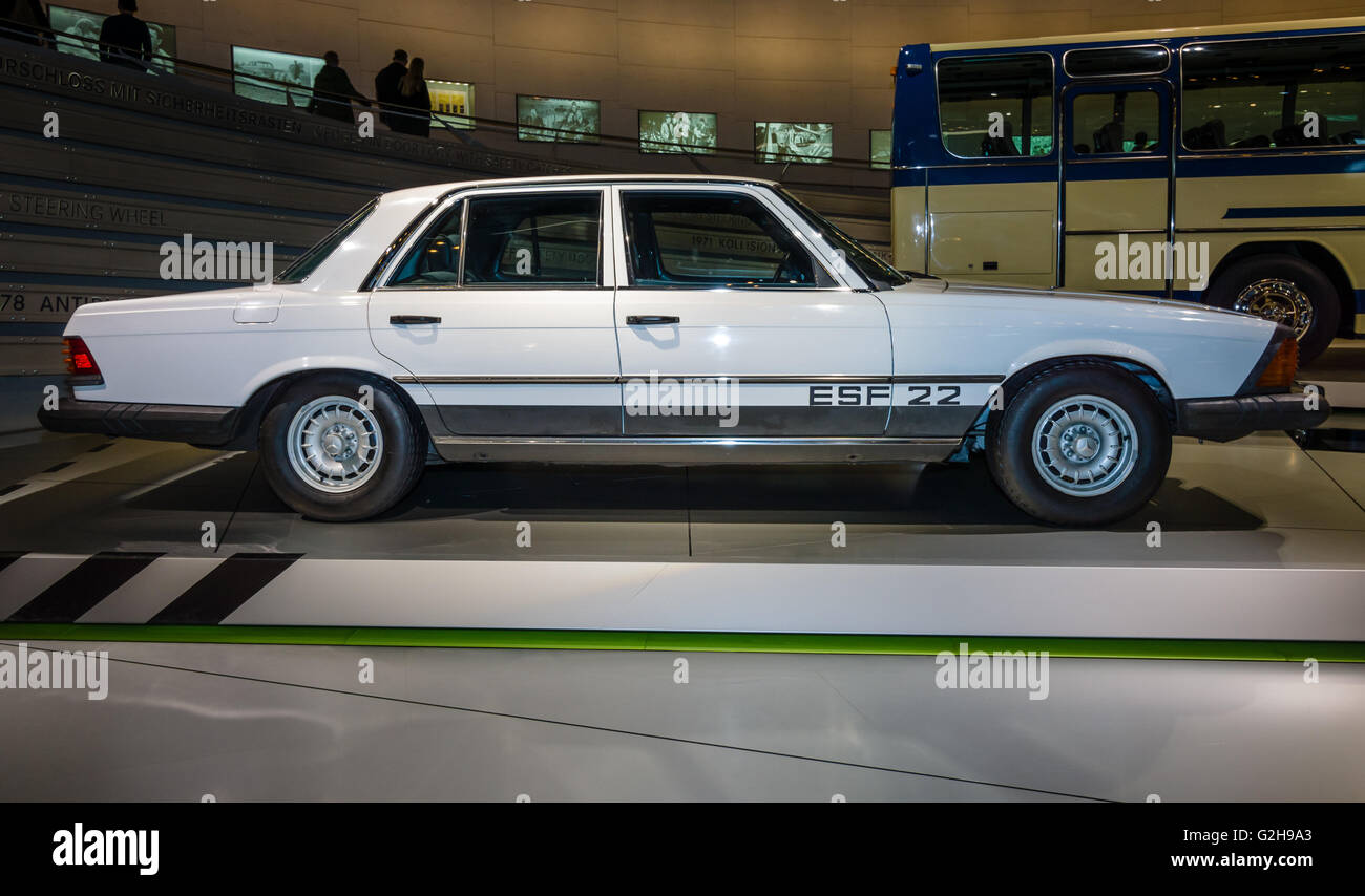 STUTTGART, ALLEMAGNE - Mars 19, 2016 : Mercedes-Benz Véhicules Sécurité expérimental FSE22, 1973. Musée Mercedes-Benz. Banque D'Images STUTTGART, ALLEMAGNE - Mars 19, 2016 : Mercedes-Benz Véhicules Sécurité expérimental FSE22, 1973. Musée Mercedes-Benz. Banque D'Images
