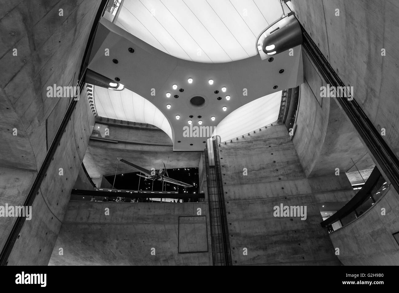 L'intérieur du musée, la partie centrale (niveaux). Noir et blanc. Musée Mercedes-Benz. Banque D'Images L'intérieur du musée, la partie centrale (niveaux). Noir et blanc. Musée Mercedes-Benz. Banque D'Images