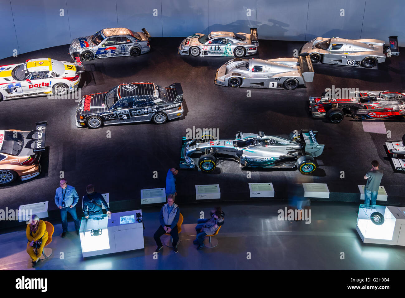 STUTTGART, ALLEMAGNE - Mars 19, 2016 : Galerie de sports et les voitures de course de différentes classes. Musée Mercedes-Benz. Banque D'Images STUTTGART, ALLEMAGNE - Mars 19, 2016 : Galerie de sports et les voitures de course de différentes classes. Musée Mercedes-Benz. Banque D'Images