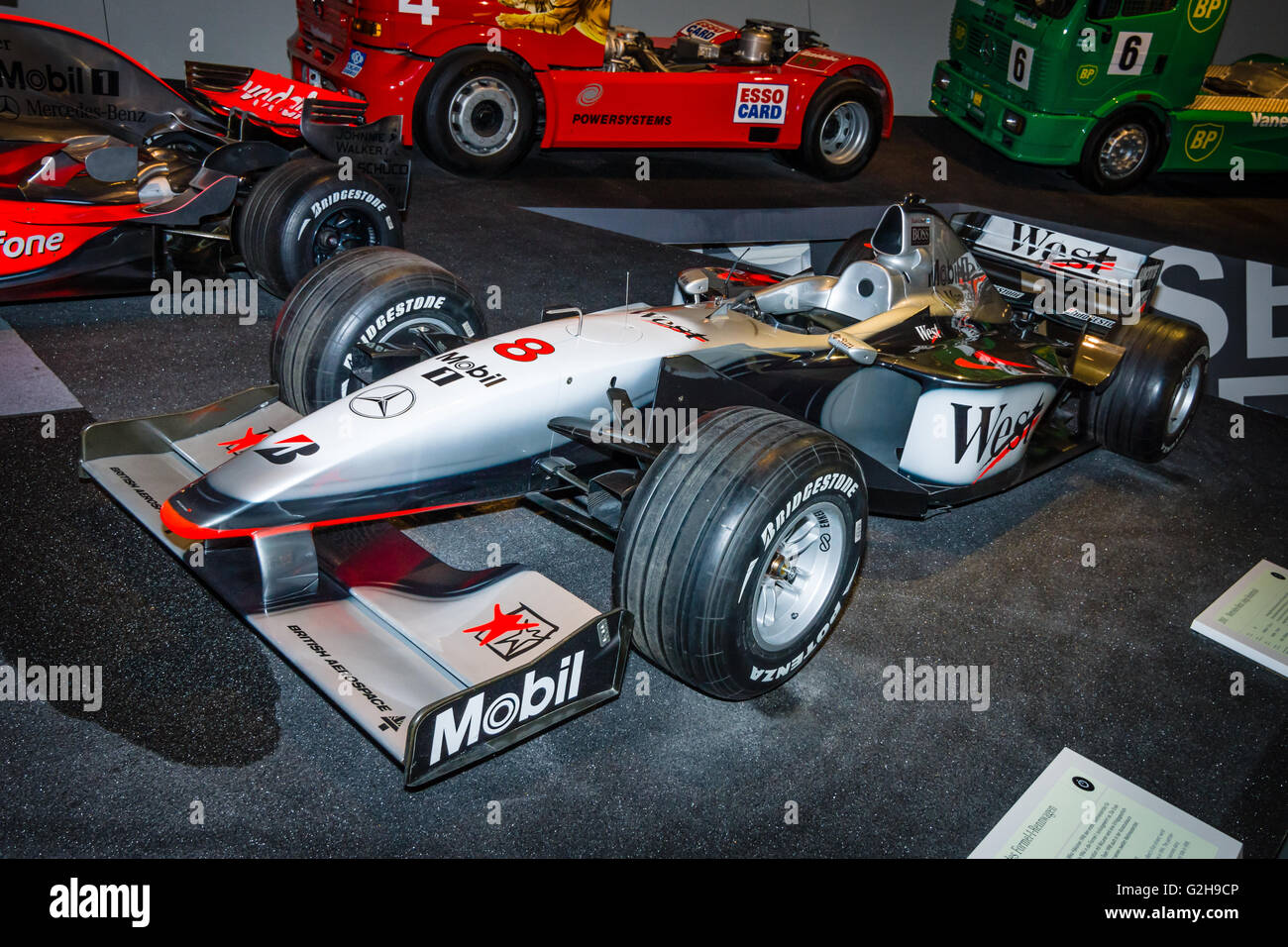 STUTTGART, ALLEMAGNE - Mars 19, 2016 : voiture de course de Formule 1 McLaren-Mercedes MP4-13, 1998. Musée Mercedes-Benz. Banque D'Images