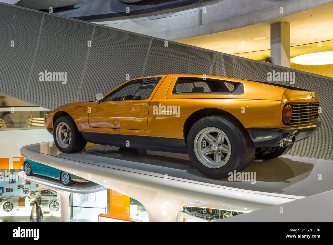 STUTTGART, ALLEMAGNE - Mars 19, 2016 : voiture expérimental Mercedes-Benz C111-II, 1970. Musée Mercedes-Benz. Banque D'Images STUTTGART, ALLEMAGNE - Mars 19, 2016 : voiture expérimental Mercedes-Benz C111-II, 1970. Musée Mercedes-Benz. Banque D'Images