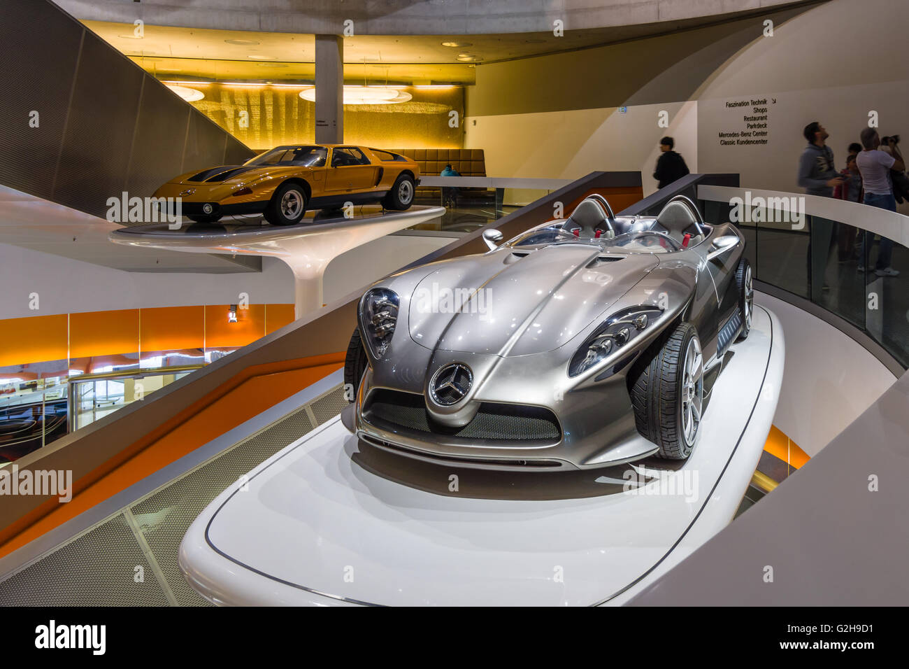 STUTTGART, ALLEMAGNE - Mars 19, 2016 : Le concept car Mercedes-Benz F400 Carving, 2001. Musée Mercedes-Benz. Banque D'Images STUTTGART, ALLEMAGNE - Mars 19, 2016 : Le concept car Mercedes-Benz F400 Carving, 2001. Musée Mercedes-Benz. Banque D'Images