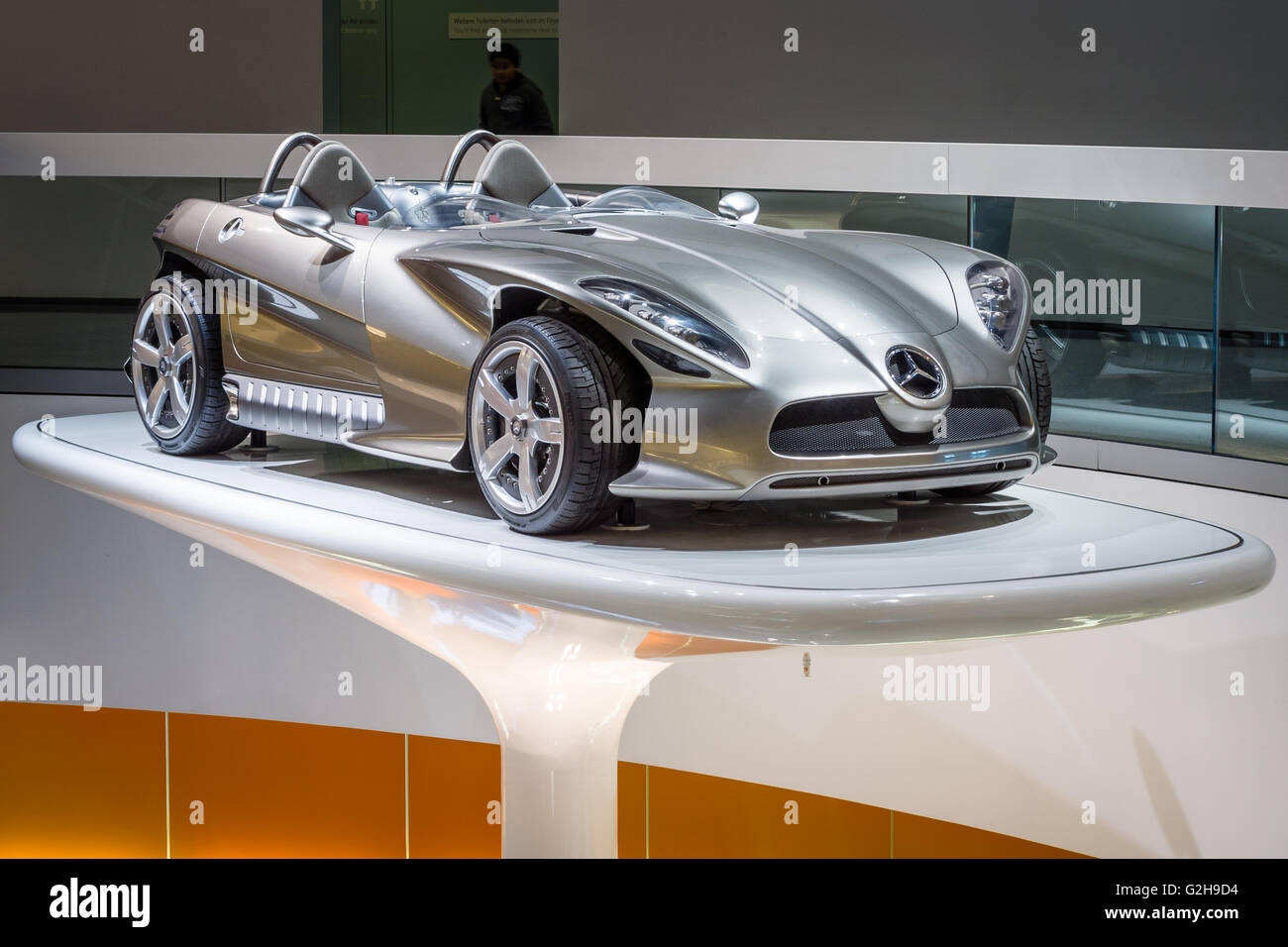 STUTTGART, ALLEMAGNE - Mars 19, 2016 : Le concept car Mercedes-Benz F400 Carving, 2001. Musée Mercedes-Benz. Banque D'Images STUTTGART, ALLEMAGNE - Mars 19, 2016 : Le concept car Mercedes-Benz F400 Carving, 2001. Musée Mercedes-Benz. Banque D'Images