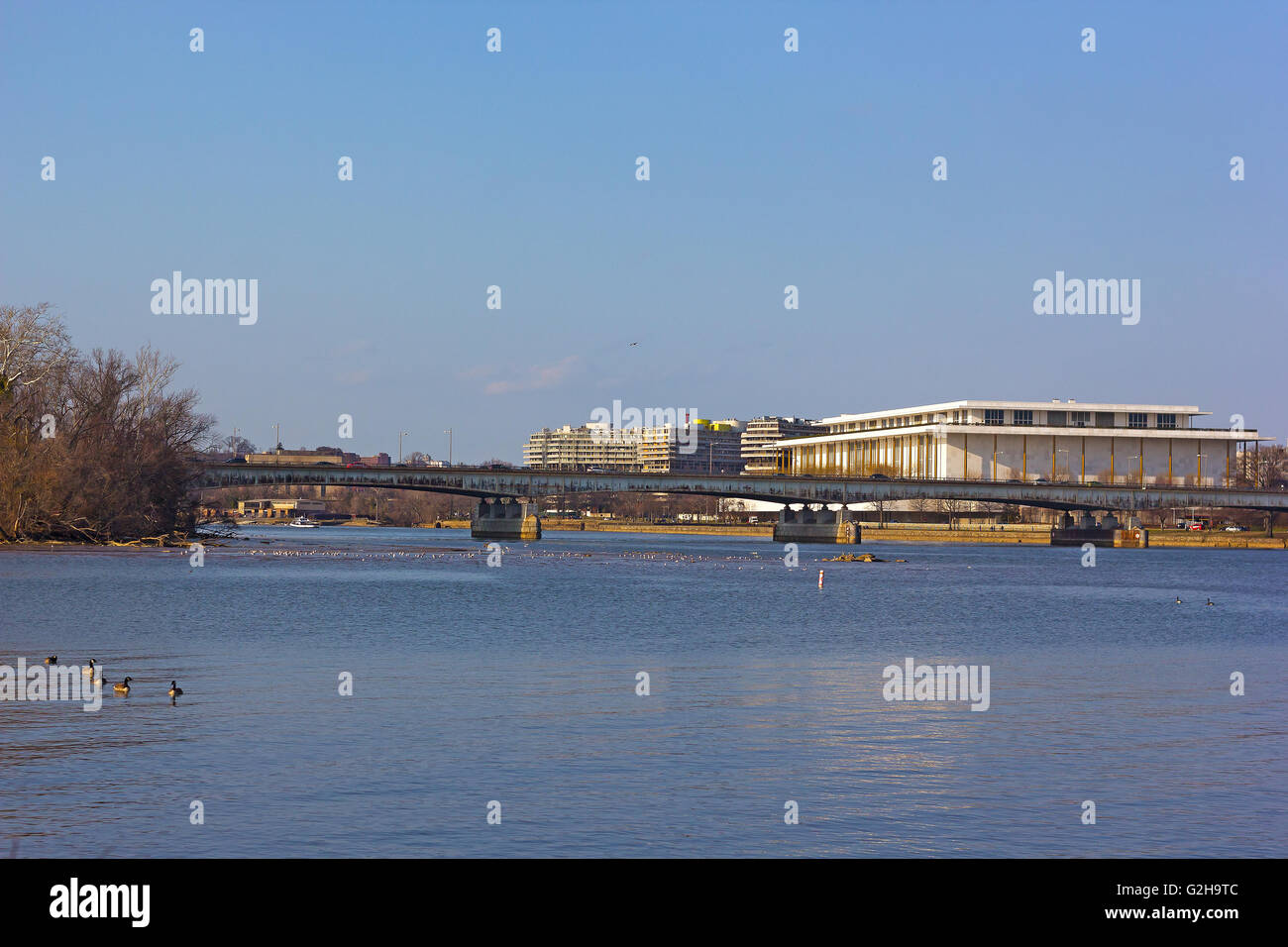 Vue sur John F. Kennedy Center for the Performing Arts à propos de la rivière Potomac capital bank. Banque D'Images