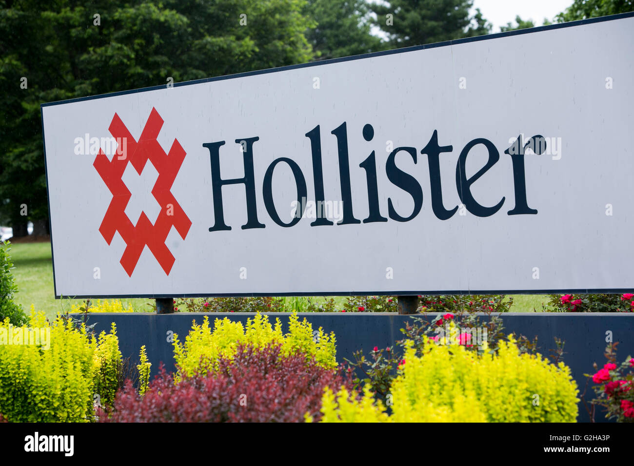 Un logo affiche à l'extérieur d'un établissement occupé par le fabricant d'approvisionnement médical, Hollister Inc., à Stuarts Draft, Virginie le Mai Banque D'Images
