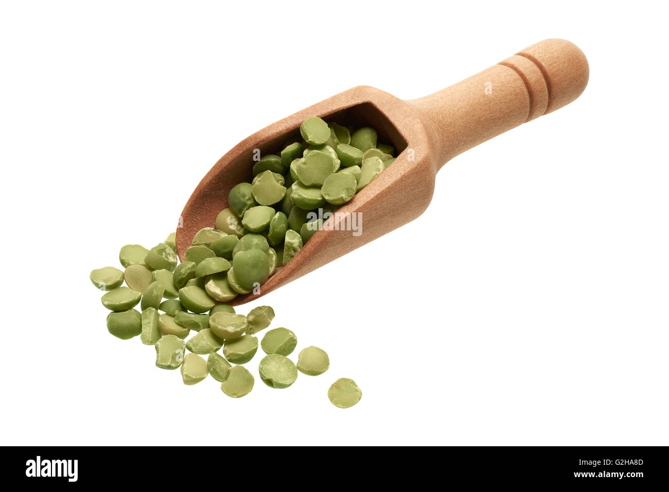 Ingrédients : tas de pois verts séchés dans un scoop en bois, sur fond blanc Banque D'Images