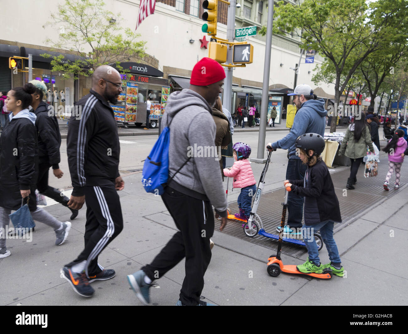 Les résidents locaux et les acheteurs profiter samedi à Albee Square Mall, au centre-ville de Brooklyn à New York, le 7 mai 2016. Banque D'Images
