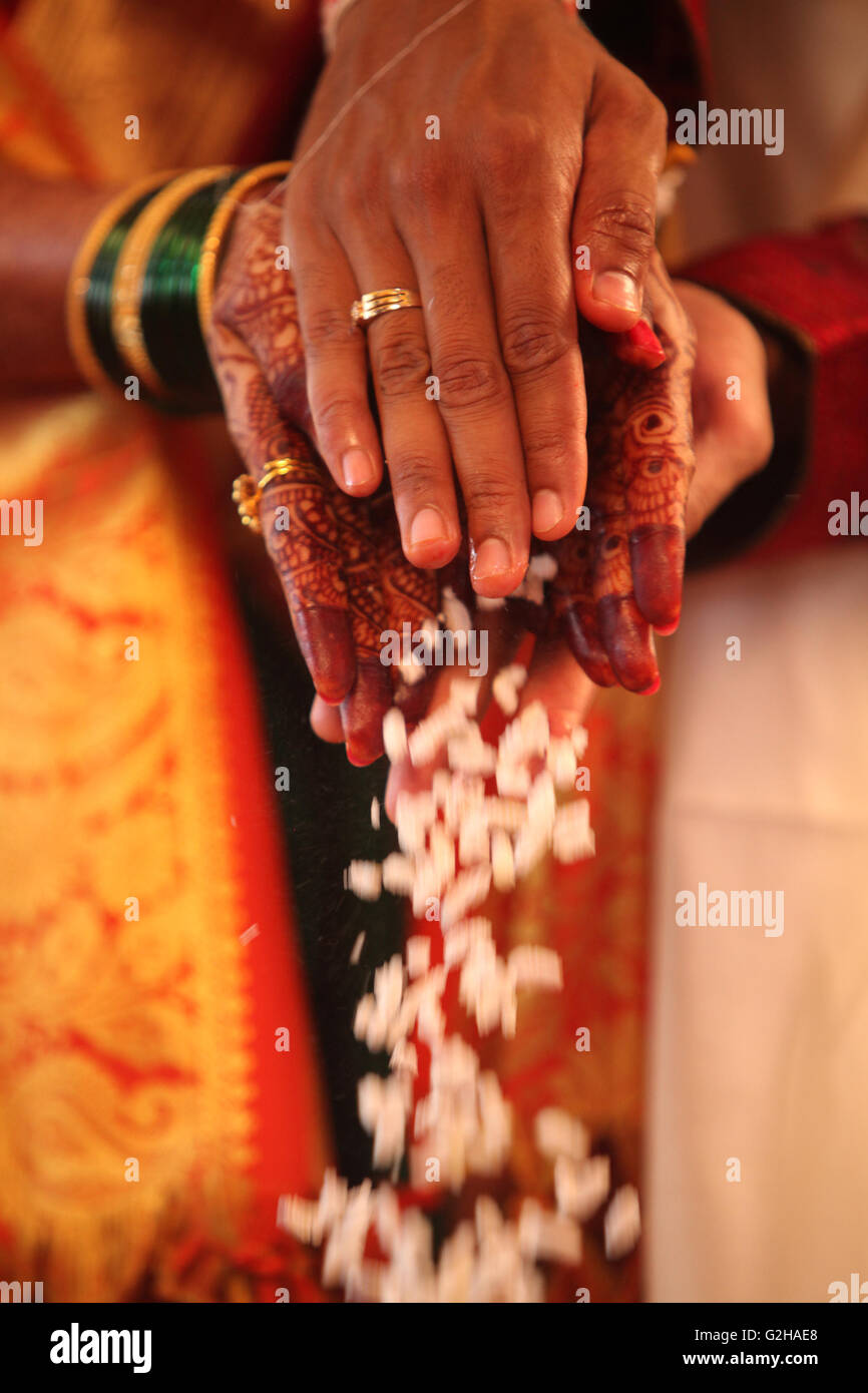 Les mains d'un Indien marié et mariée effectuer un rituel de mariage traditionnel. Banque D'Images