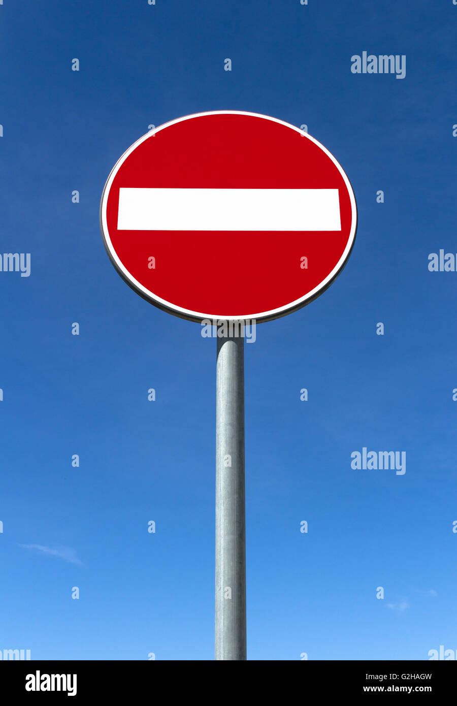 Interdiction des panneaux routiers d'accès contre le ciel bleu Banque D'Images