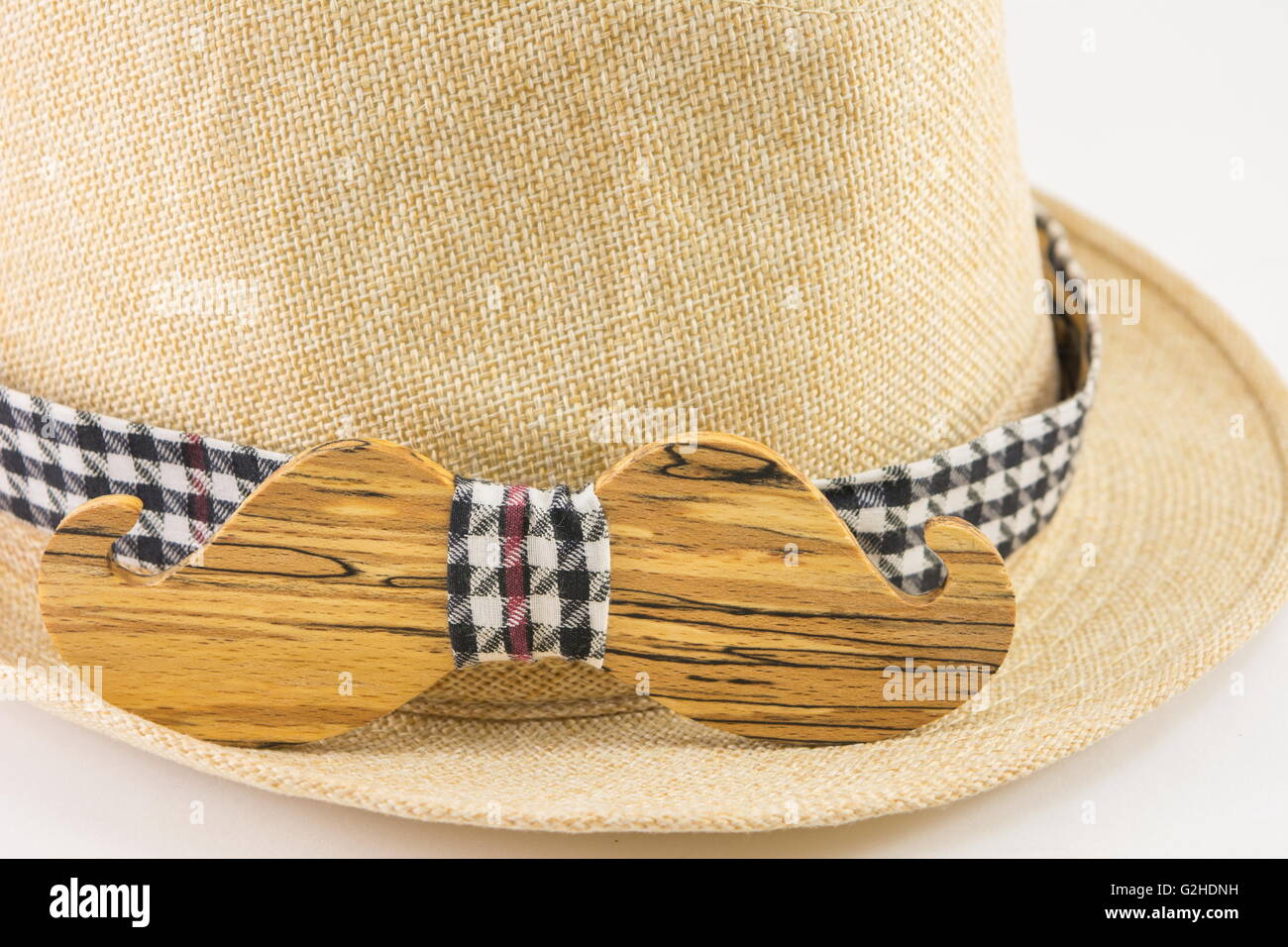Noeud papillon en bois autour d'un chapeau. Accessoires Homme Banque D'Images
