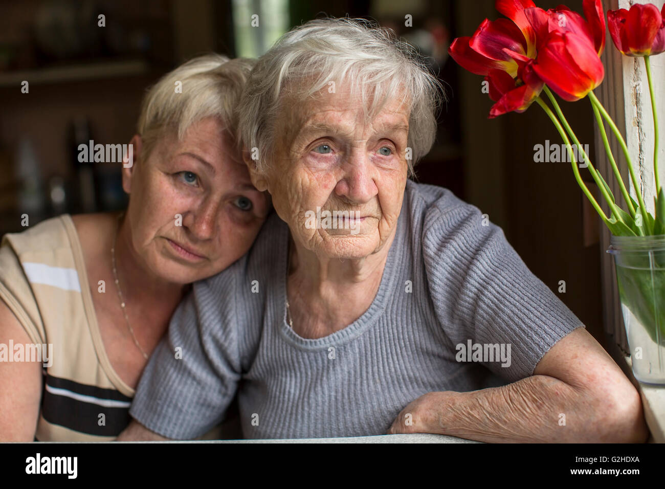 Une femme de 80 ans avec sa fille adulte. Banque D'Images