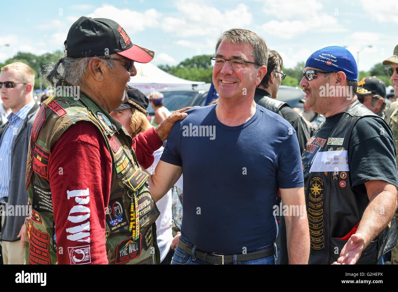 Arlington, Virginia, USA. 29 mai, 2016. La Secrétaire de la Défense Ash Carter se félicite de motocyclistes pendant le début de la manifestation annuelle Rolling Thunder ride au Pentagone le 29 mai 2016 à Arlington, en Virginie. Le trajet est de rendre hommage aux anciens combattants sur le jour du Souvenir. Credit : Planetpix/Alamy Live News Banque D'Images