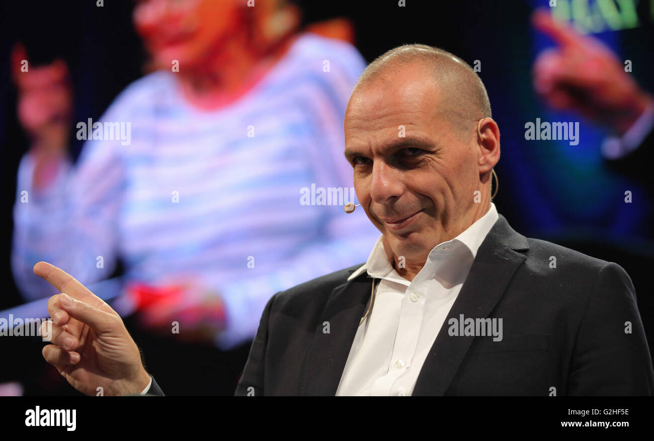 Hay-on-Wye, au Royaume-Uni. Lundi 30 mai 2016 l'ancien ministre grec des Finances, Yanis Varoufakis au Hay Festival, Hay-on-Wye, au Pays de Galles, Royaume-Uni : Crédit D Legakis/Alamy Live News Banque D'Images