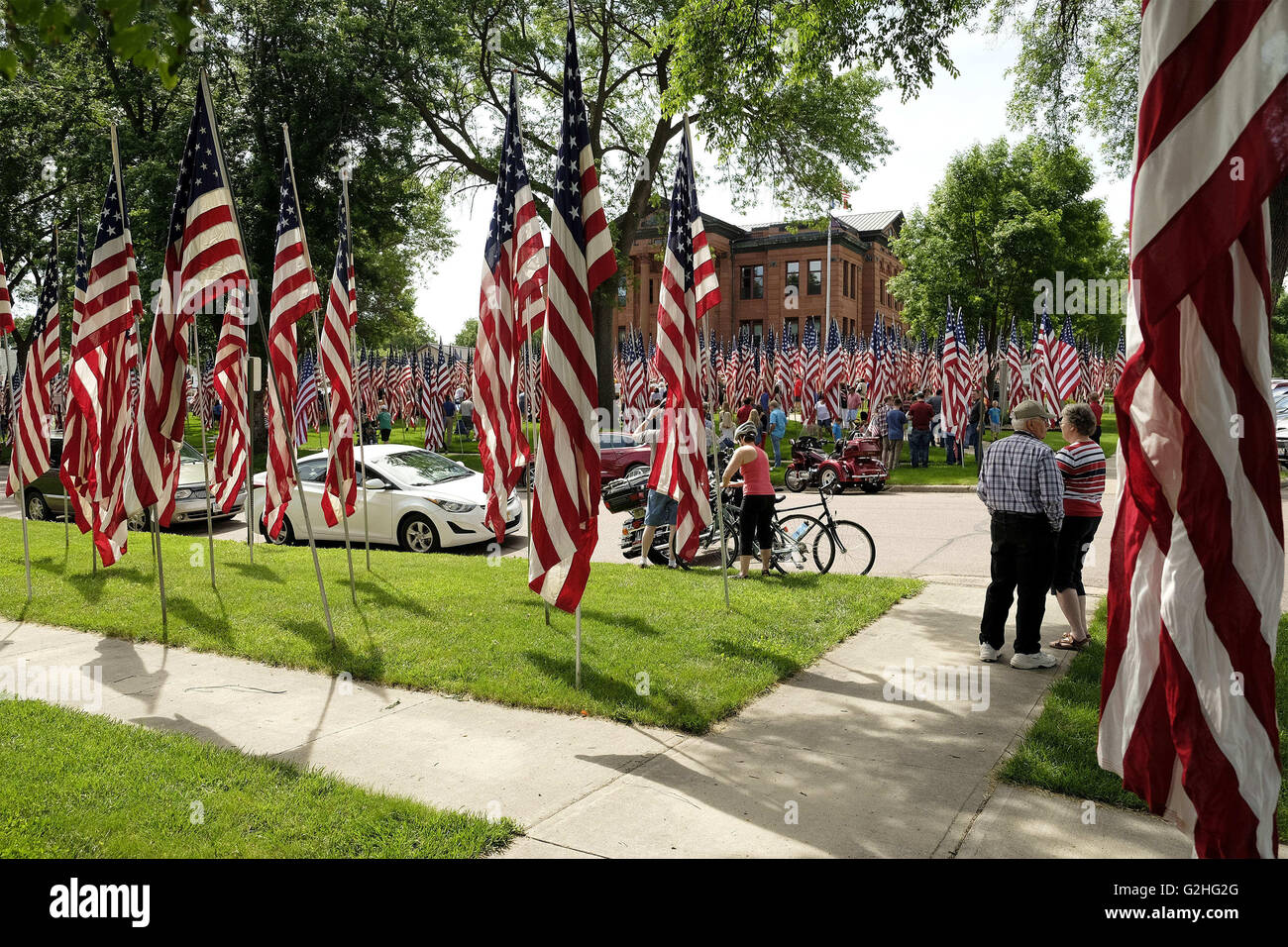 Le Mars, Iowa, États-Unis. 30 mai, 2016. Drapeaux dédié à ceux qui ont servi et présenté par leurs familles entourent le palais de justice du comté de Plymouth dans Le Mars, Iowa et déverser sur les quartiers environnants au cours de la célébration de la Journée du Souvenir lundi, 30 mai 2016. La communauté a célébré son 51e Avenue des drapeaux au cours de la 150e anniversaire de Memorial Day avec une présentation de 1 266 drapeaux dédié au secteur local des anciens combattants qui ont servi leur pays. © Jerry Mennenga/ZUMA/Alamy Fil Live News Banque D'Images