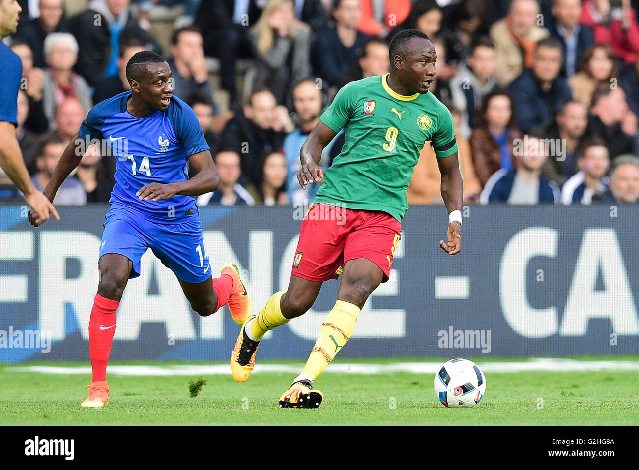 Nantes, France. 30 mai, 2016. Le football international friendly. La France et le Cameroun. Blaise Matuidi (France) battu par la vitesse de Jacques Zoua (Cam) : Action de Crédit Plus Sport/Alamy Live News Banque D'Images