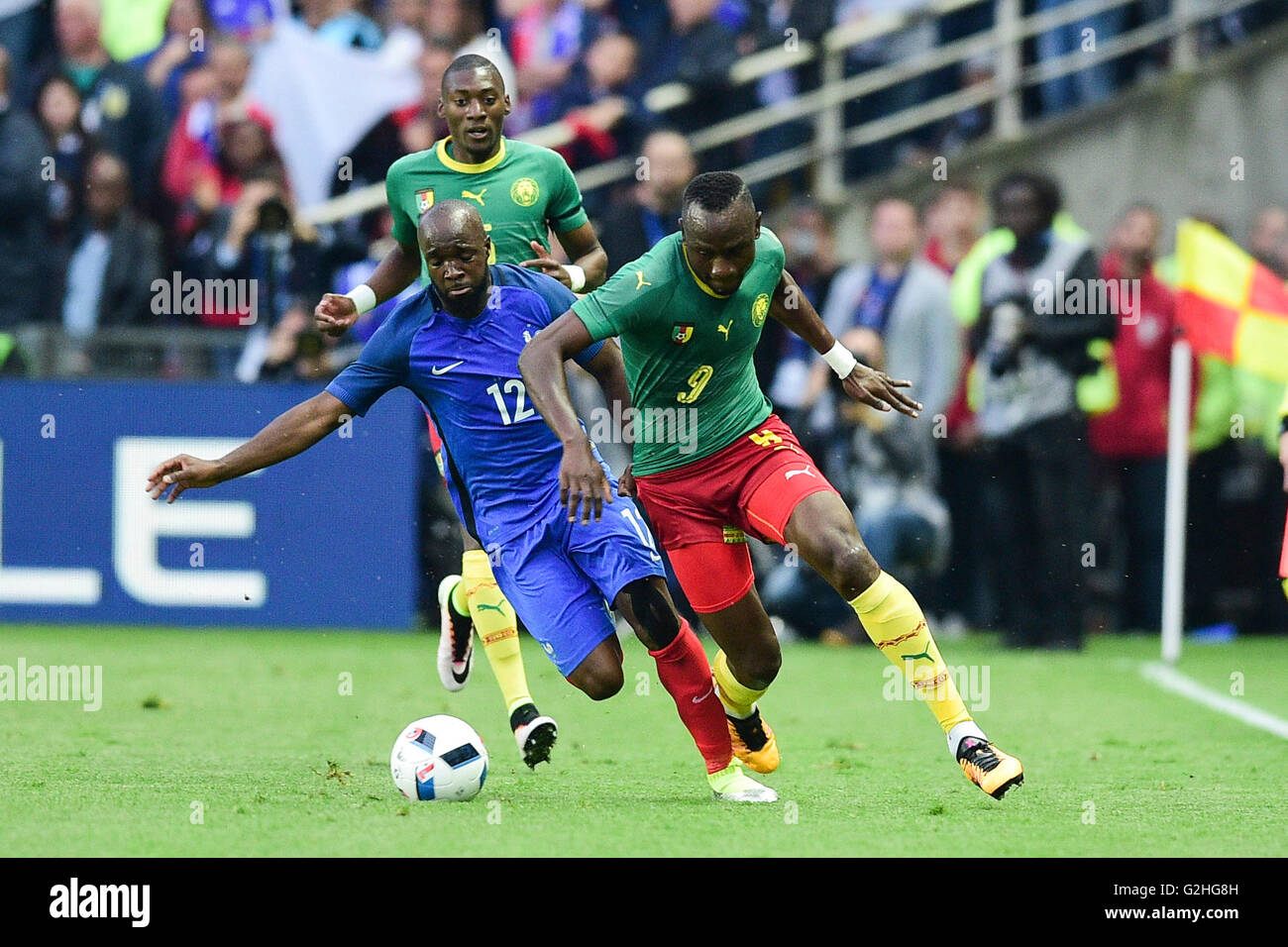 Nantes, France. 30 mai, 2016. Le football international friendly. La France et le Cameroun. Lassana Diarra (France) et Jacques Zoua (Cam) chase la balle le long de l'aile : Action Crédit Plus Sport/Alamy Live News Banque D'Images