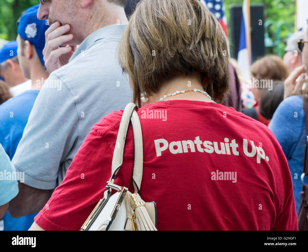 New York, USA. 30 mai, 2016. Partisan du candidat présidentielle américaine Hillary Clinton porte un t-shirt qui dit tailleur-pantalon à Memorial Day Parade, Chappaqua New York, mai 30, 2016. Hillary Clinton a remporté l'investiture démocrate pour le président peu après et est la première femme nommée au poste de président par un grand parti de l'histoire des Etats-Unis. Credit : 2016 Marianne A. Campolongo/Alamy Live News. Banque D'Images