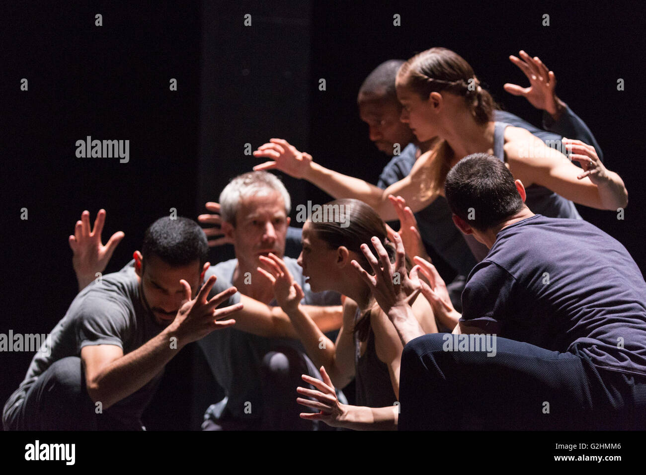 Londres, Royaume-Uni. 31 mai 2016. Photocall pour Betroffenheit au Sadler's Wells Theatre. Créé par Sadler's Wells Artiste associé Crystal Pite et l'acteur-dramaturge Jonathon Young, Betroffenheit reçoit son UK Premiere au Sadler's Wells avec des représentations les 31 mai et 1 juin 2016. Ce projet est co-createed par Kidd Pivot et l'Electric Company Theatre. Danseurs : Bryan Arias, David Raymond, Cindy Salgado, Jermaine Spivey, Tiffany Tregarthen et Jonathan Young. Usage éditorial uniquement. Crédit : Images éclatantes/Alamy Live News Banque D'Images