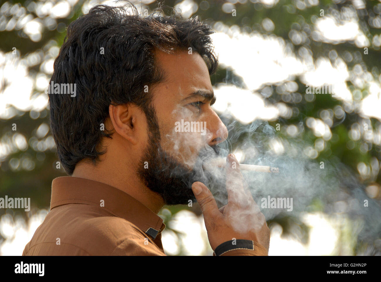 (160531) -- ISLAMABAD, 31 mai 2016 (Xinhua) -- un homme pakistanais fume sur la Journée mondiale sans tabac à Islamabad, capitale du Pakistan, le 31 mai 2016. L'Organisation mondiale de la Santé (OMS) a appelé les pays à augmenter les taxes sur le tabac pour encourager les utilisateurs à arrêter et empêcher d'autres personnes d'être dépendant du tabac. (Xinhua/Saadia Seher) Banque D'Images