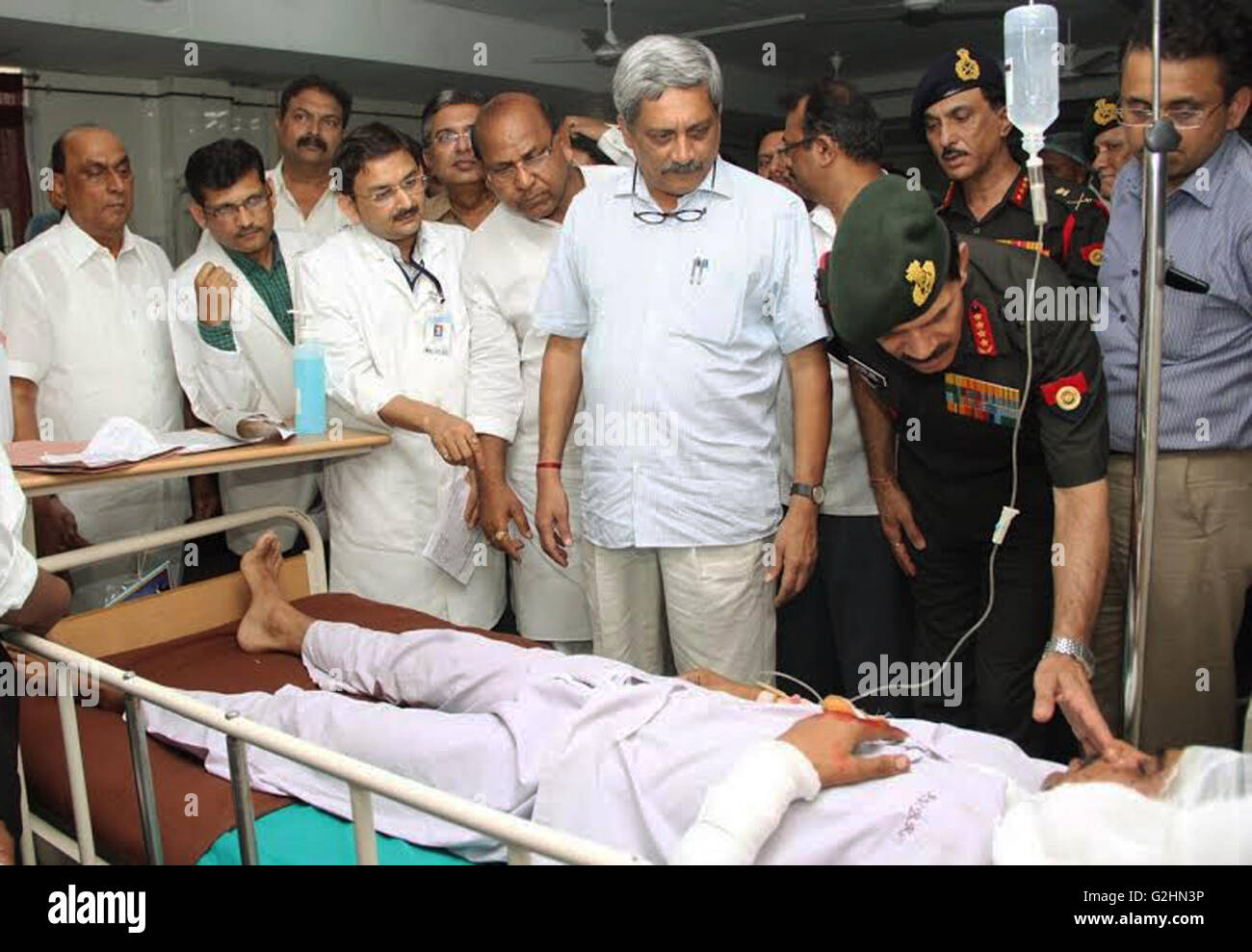 Pulgaon indiennes, ouest de l'État du Maharashtra. 31 mai, 2016. Le ministre de la Défense indien Manohar Parrikar (C) visites les blessés d'un incendie majeur dans un hôpital près de Pulgaon indiennes, ouest de l'État du Maharashtra, le 31 mai 2016. Au moins 20 membres du personnel de l'armée indienne, y compris deux hauts fonctionnaires, ont été tués et 19 autres blessés dans un incendie majeur dans le pays le plus grand dépôt de munitions militaires situé dans l'ouest de l'État du Maharashtra, mardi, un haut responsable de l'armée dit. © Stringer/Xinhua/Alamy Live News Banque D'Images