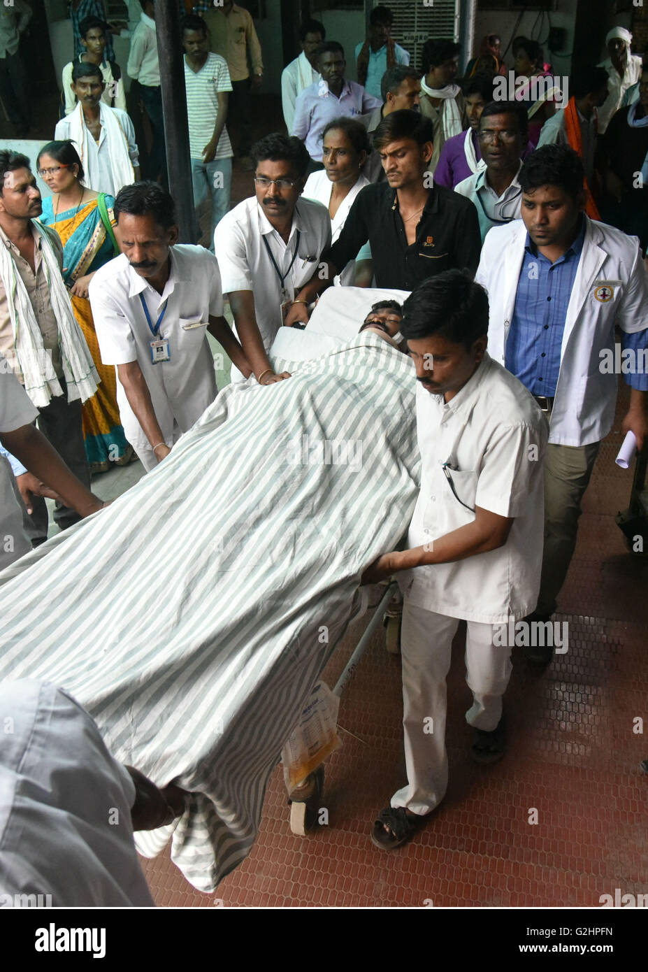 Pulgaon indiennes, ouest de l'État du Maharashtra. 31 mai, 2016. Un blessé est transporté à l'hôpital après un grave incendie a éclaté près de Pulgaon indien, ouest de l'État du Maharashtra, le 31 mai 2016. Au moins 20 membres du personnel de l'armée indienne, y compris deux hauts fonctionnaires, ont été tués et 19 autres blessés dans un incendie majeur dans le pays le plus grand dépôt de munitions militaires situé dans l'ouest de l'État du Maharashtra, mardi, un haut responsable de l'armée dit. © Stringer/Xinhua/Alamy Live News Banque D'Images