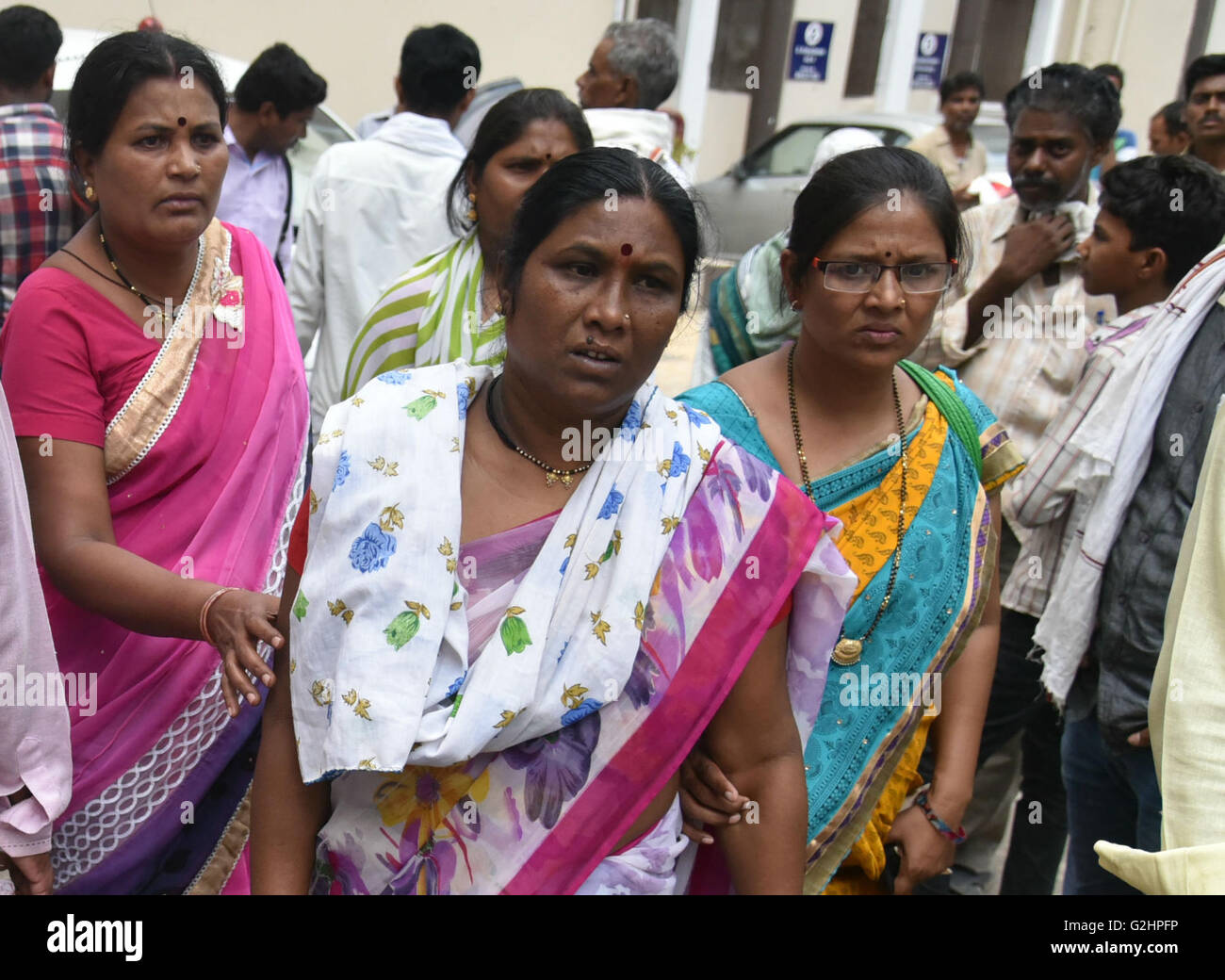 Pulgaon indiennes, ouest de l'État du Maharashtra. 31 mai, 2016. Les femmes attendent d'entendre parler de leurs proches blessés dans un incendie majeur dans un hôpital près de Pulgaon indiennes, ouest de l'État du Maharashtra, le 31 mai 2016. Au moins 20 membres du personnel de l'armée indienne, y compris deux hauts fonctionnaires, ont été tués et 19 autres blessés dans un incendie majeur dans le pays le plus grand dépôt de munitions militaires situé dans l'ouest de l'État du Maharashtra, mardi, un haut responsable de l'armée dit. © Stringer/Xinhua/Alamy Live News Banque D'Images