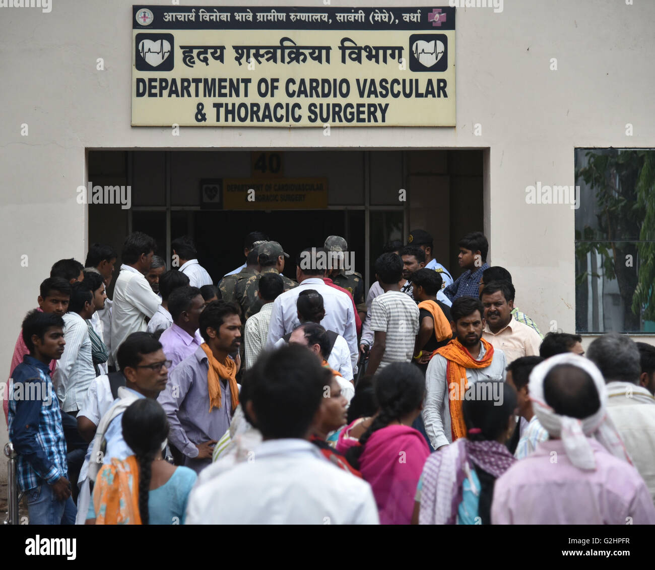 Pulgaon indiennes, ouest de l'État du Maharashtra. 31 mai, 2016. Les gens attendent d'entendre parler de leurs proches blessés dans un incendie majeur dans un hôpital près de Pulgaon indiennes, ouest de l'État du Maharashtra, le 31 mai 2016. Au moins 20 membres du personnel de l'armée indienne, y compris deux hauts fonctionnaires, ont été tués et 19 autres blessés dans un incendie majeur dans le pays le plus grand dépôt de munitions militaires situé dans l'ouest de l'État du Maharashtra, mardi, un haut responsable de l'armée dit. © Stringer/Xinhua/Alamy Live News Banque D'Images