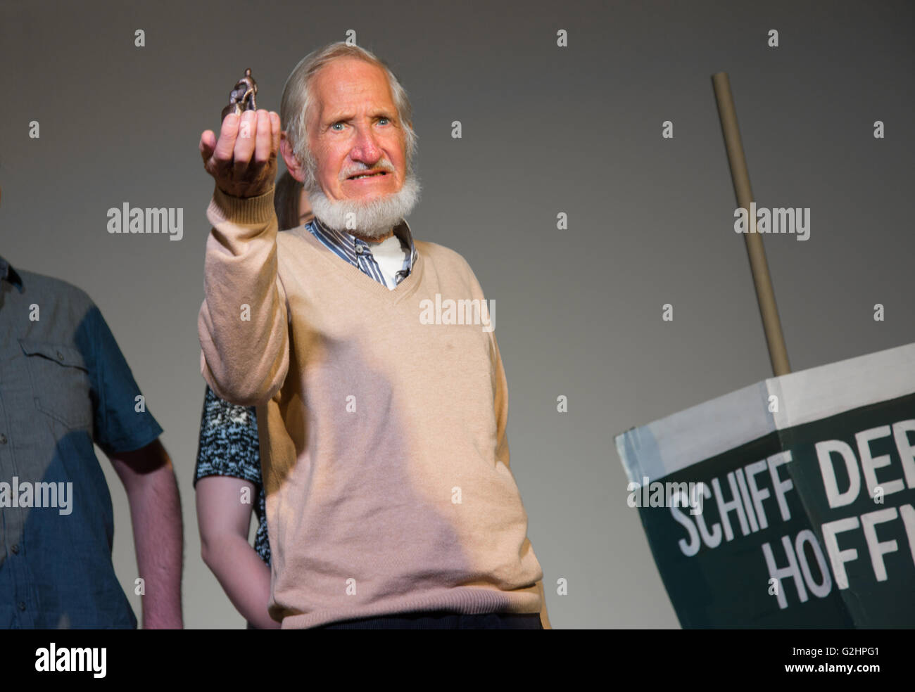 PIC : fichier image montre Rupert Neudeck étant attribué "La Bornheimer' dans, Allemagne, 29.04.2016. 77 ans d'ONG allemande Cap Anamur fondateur Rupert Neudeck est décédé le mardi 31 mai 2016. Credit : Juergen Schwarz/Alamy Live News Banque D'Images