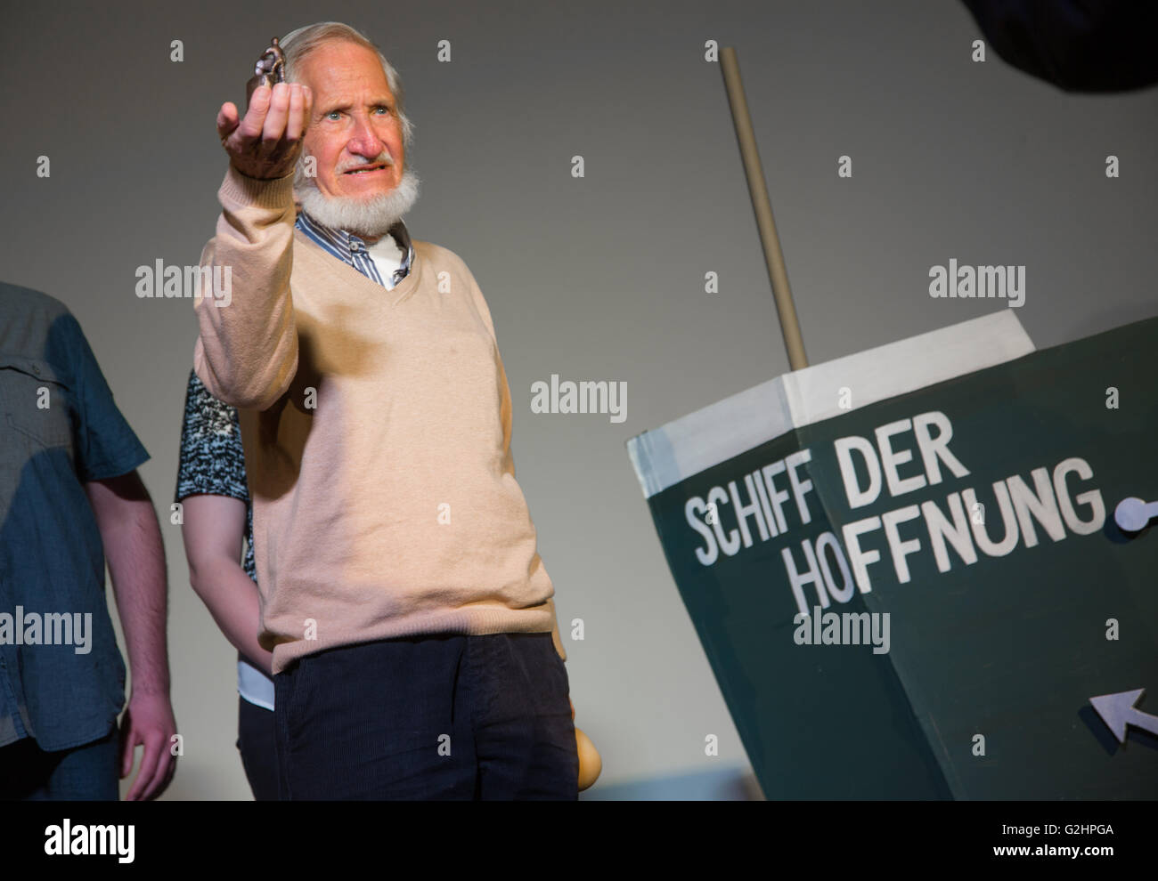 PIC : fichier image montre Rupert Neudeck étant attribué "La Bornheimer' dans, Allemagne, 29.04.2016. 77 ans d'ONG allemande Cap Anamur fondateur Rupert Neudeck est décédé le mardi 31 mai 2016. Credit : Juergen Schwarz/Alamy Live News Banque D'Images