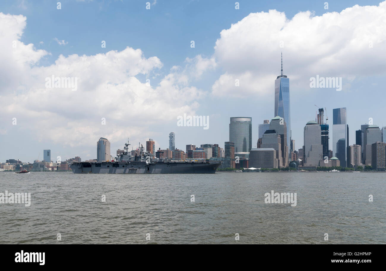 USS Bataan (LH5), d'un débarquement amphibie Navire d'assaut de classe Wasp, quitté New York après avoir été amarré pour la Semaine de la flotte sur la rivière Hudson. Passé à Financial District skyline. Banque D'Images