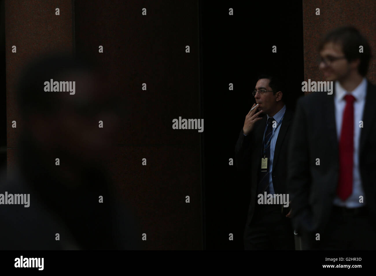 Sao Paulo, Brésil. 31 mai, 2016. Un homme fume une cigarette à Sao Paulo, Brésil, le 31 mai 2016. Avec le slogan : "La Journée mondiale sans tabac : préparer l'emballage neutre", Organisation mondiale de la Santé (OMS) cherche à normaliser les paquets de tabac pour réduire son attrait pour les consommateurs. La Journée mondiale sans tabac qui a lieu tous les 31 mai est reconnue par l'OMS dans le but de promouvoir l'abstinence de 24 heures de consommation de tabac et de tous ses dérivés. © Rahel Patrasso/Xinhua/Alamy Live News Banque D'Images
