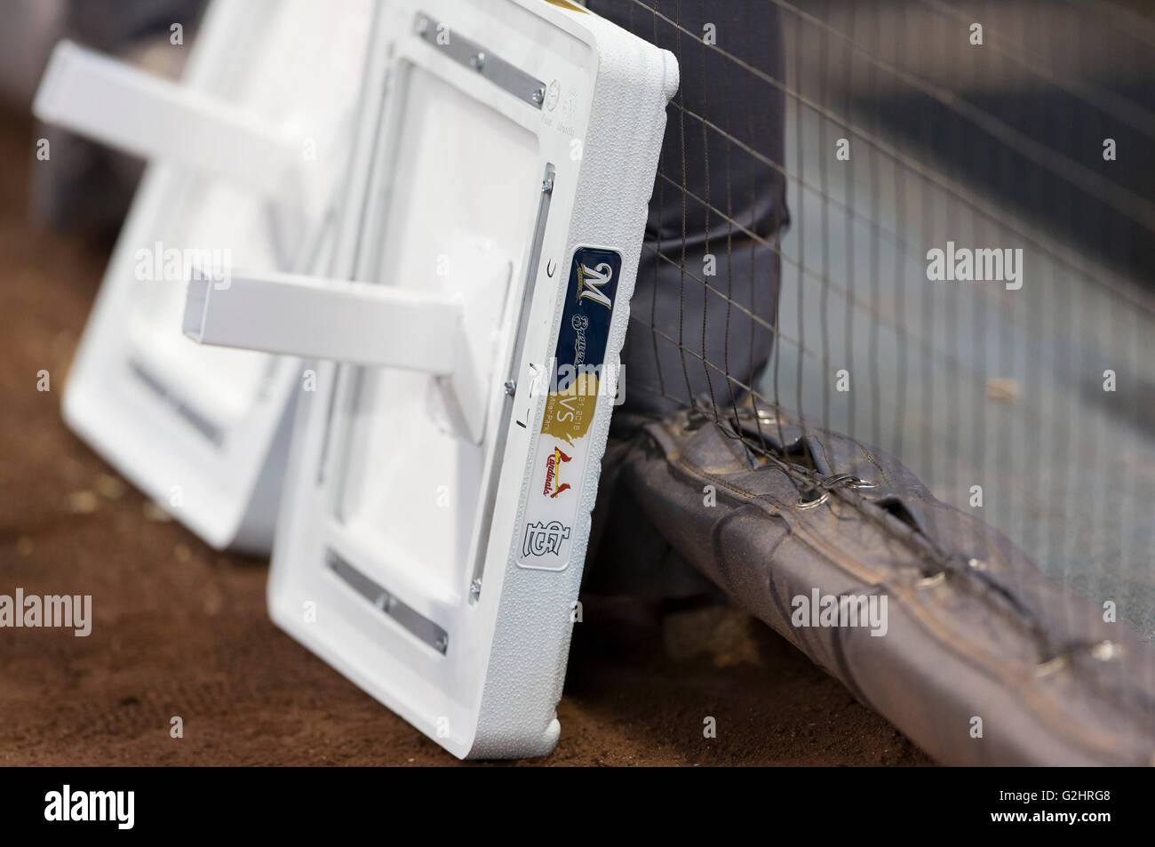 Milwaukee, WI, USA. 31 mai, 2016. Une base de jeu est situé en face de l'étang des Cardinaux avant le match de la Ligue Majeure de Baseball entre les Brewers de Milwaukee et les Cardinals de Saint-Louis au Miller Park de Milwaukee, WI. John Fisher/CSM/Alamy Live News Banque D'Images