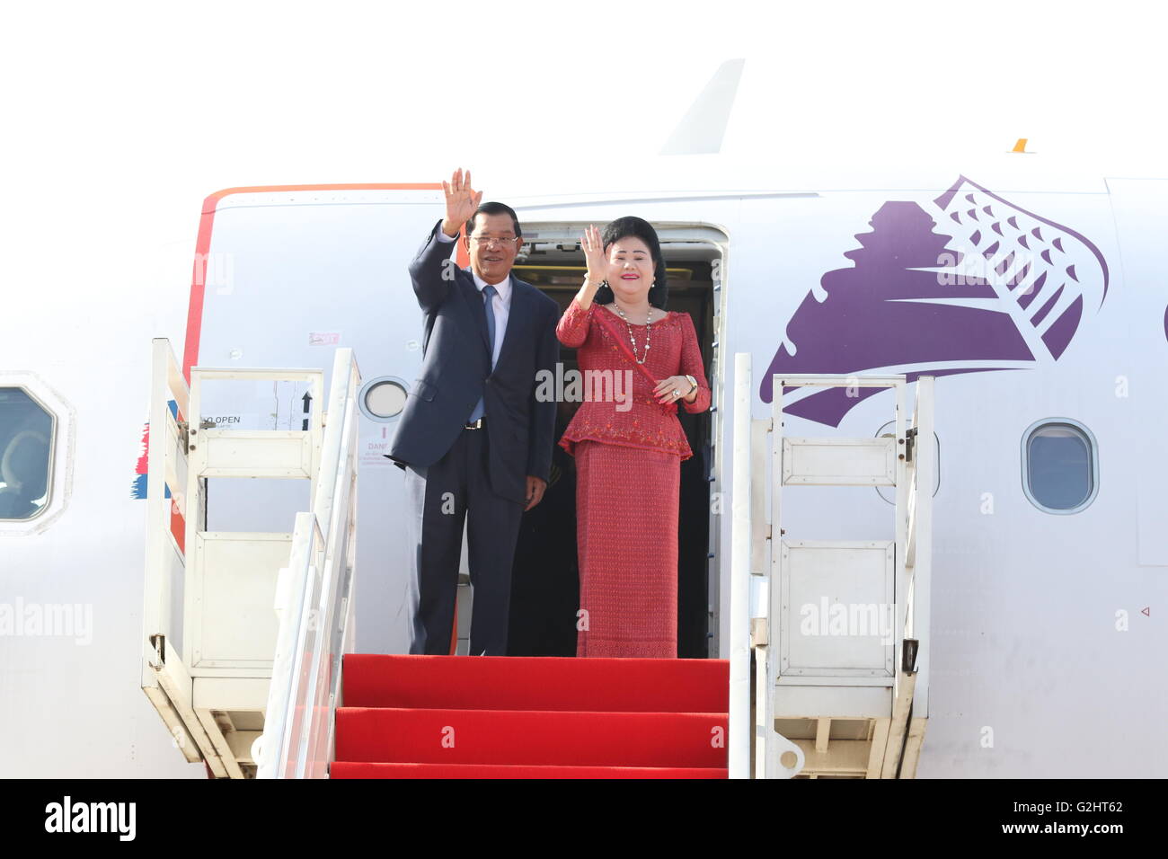 Phnom Penh. 1er juin 2016. Le Premier ministre cambodgien Hun Sen et son épouse Bun Rany vague de personnes à partir d'un avion à Phnom Penh le 1 juin 2016. Hun Sen a pris l'avion pour la Malaisie le mercredi pour un forum économique mondial et d'une visite officielle. © Sovannara/Xinhua/Alamy Live News Banque D'Images
