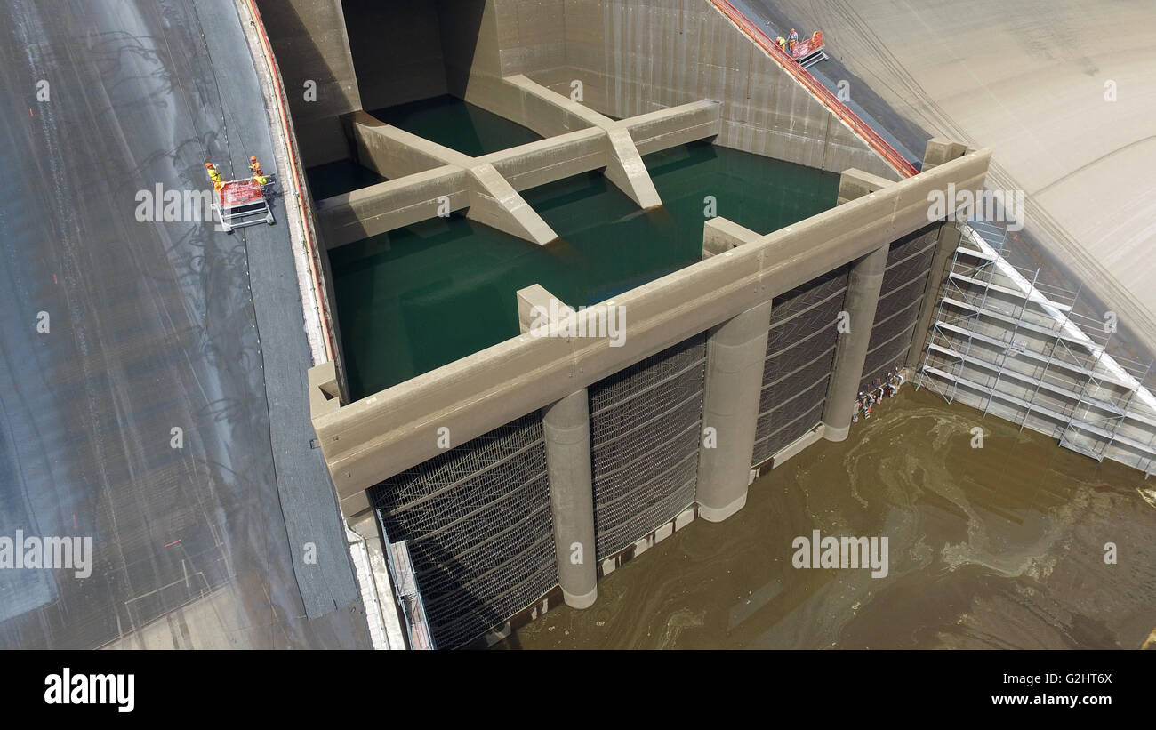 Les murs fraîchement côté étanche du bassin supérieur du stockage de la pompe, Goildisthal Allemagne, 27 mai 2016. Une soi-disant protection Mastix couche est appliquée à 335 000 mètres carrés, afin de protéger l'asphalte des fissures dues au rayonnement intense. L'application du soleil malveillant se poursuivra jusqu'au 10 juin environ. PHOTO : STEFAN THOMAS/dpa Banque D'Images