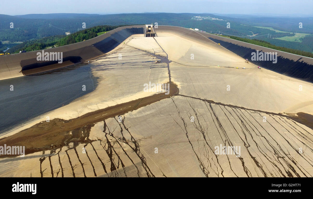 Les murs fraîchement côté étanche du bassin supérieur du stockage de la pompe, Goildisthal Allemagne, 27 mai 2016. Une soi-disant protection Mastix couche est appliquée à 335 000 mètres carrés, afin de protéger l'asphalte des fissures dues au rayonnement intense. L'application du soleil malveillant se poursuivra jusqu'au 10 juin environ. PHOTO : STEFAN THOMAS/dpa Banque D'Images