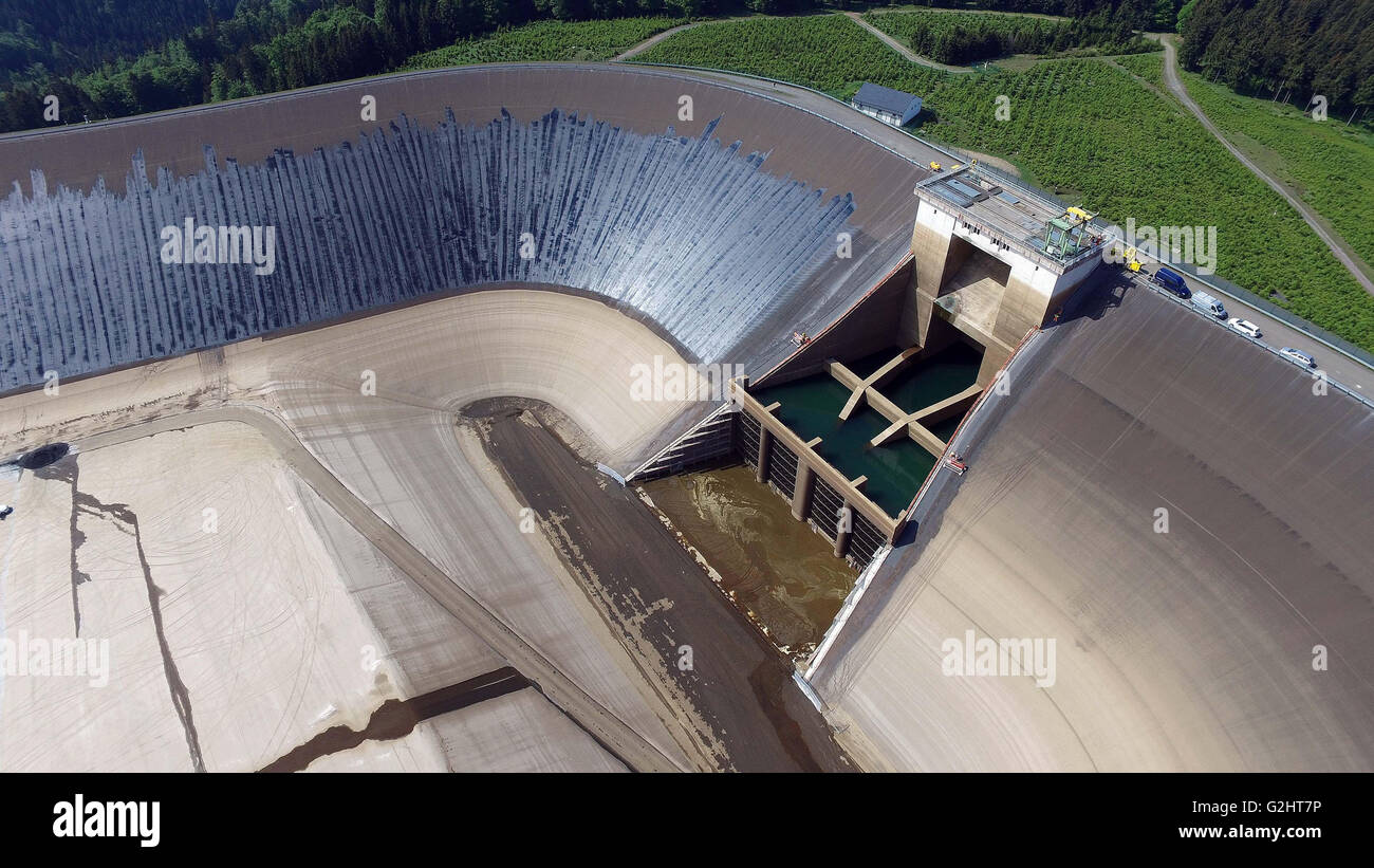 Les murs fraîchement côté étanche du bassin supérieur du stockage de la pompe, Goildisthal Allemagne, 27 mai 2016. Une soi-disant protection Mastix couche est appliquée à 335 000 mètres carrés, afin de protéger l'asphalte des fissures dues au rayonnement intense. L'application du soleil malveillant se poursuivra jusqu'au 10 juin environ. PHOTO : STEFAN THOMAS/dpa Banque D'Images