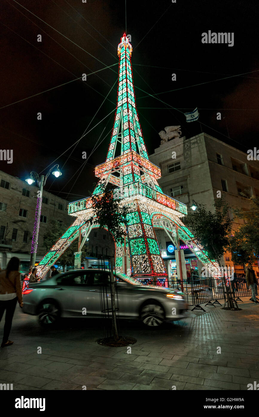 Jérusalem. 31 mai, 2016. De luminaire de Cagna copie de la Tour Eiffel se trouve dans la rue Jaffa de Jérusalem, près de l'emblématique lion sur le dessus de l'immeuble 'Generali', dans le cadre de la 'lumière' Festival à Jérusalem, 2016. (Le bâtiment a été construit par la compagnie d'assurance italienne "Assicurazioni Generali" en 1935). Credit : Yagil Henkin/Alamy Live News Banque D'Images