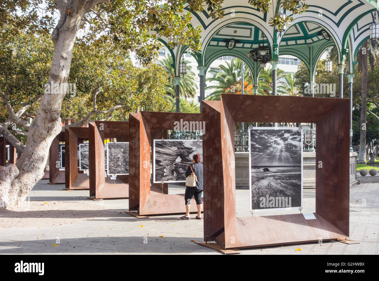 Las Palmas, Gran Canaria, Îles Canaries, Espagne, 1er juin 2016. Météo radieuse pour une promenade autour de l'exposition 'Genèse' par le célèbre photographe brésilien Sebastiao Salgado dans Parque San Telmo à Las Palmas, la capitale de Gran Canaria. L'exposition en plein air soit jusqu'au 21 juin 2016 - une partie de la ville de "l'art dans la rue' iniciative. Credit : Alan Dawson News/Alamy Live News Banque D'Images