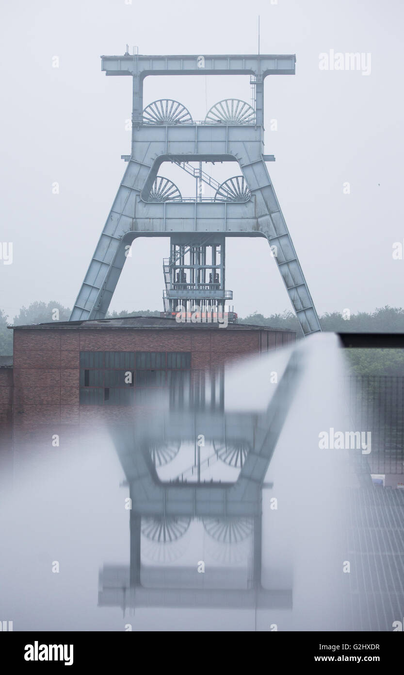 La fosse de la mine de charbon Ewald des miroirs sur les surface humide d'un rail à Herten, Allemagne, 1 juin 2016. Photo : Marcel Kusch/dpa Banque D'Images