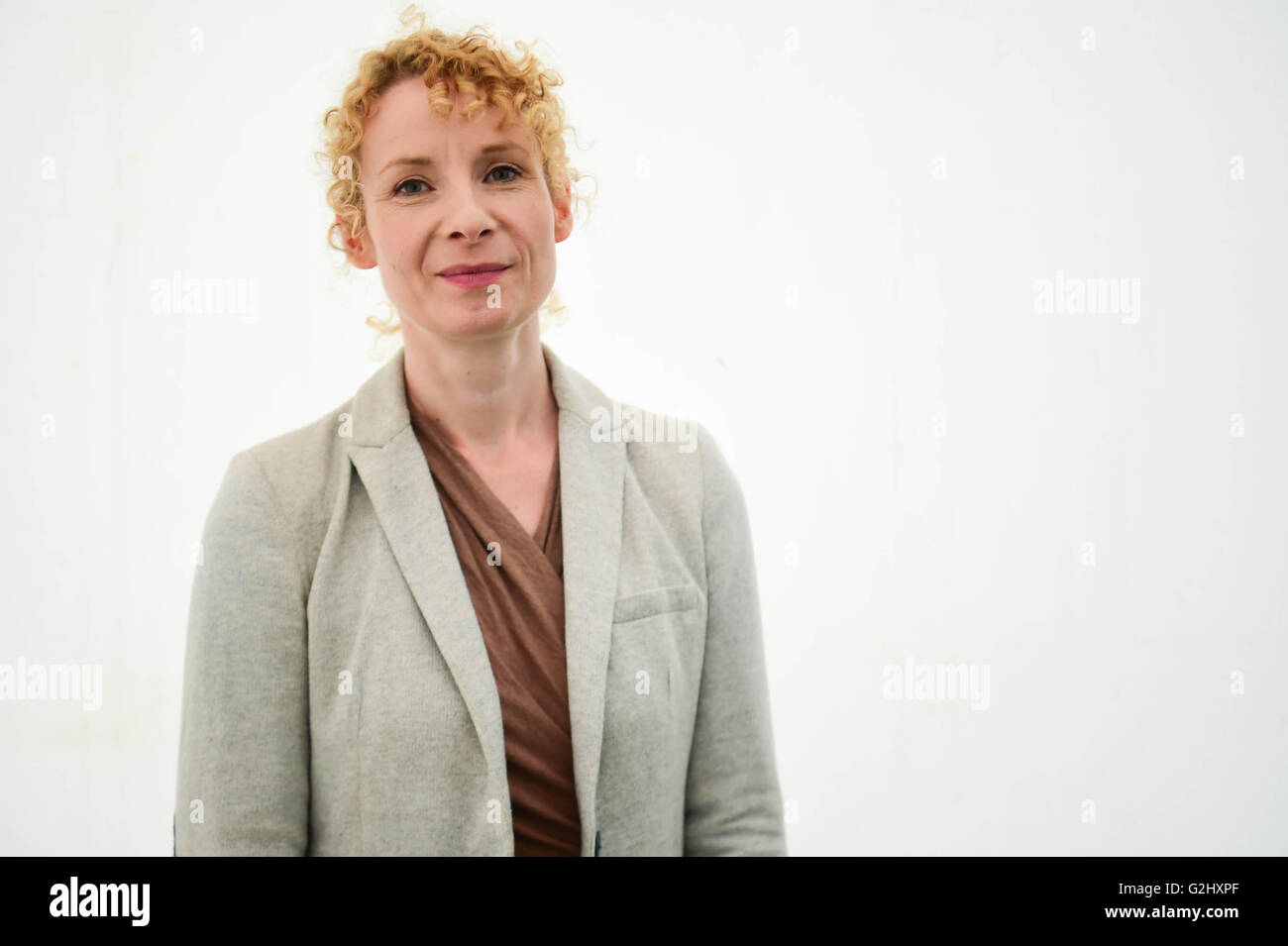 Hay Festival 2016, Hay on Wye, Galles UK Mercredi 01 juin 2016, écrivain BEE WILSON , auteur de "première morsure : Comment nous apprendre à manger', parlant sur le cinquième jour de la Hay Festival 2016 pour dix jours à la fin de mai et au début juin, la petite ville de Hay on Wye sur la frontière devient le Wales-England "Woodstock de l'esprit', et attire certains des mondes meilleurs écrivains, romanciers et poètes Crédit : Keith morris/Alamy Live News Banque D'Images
