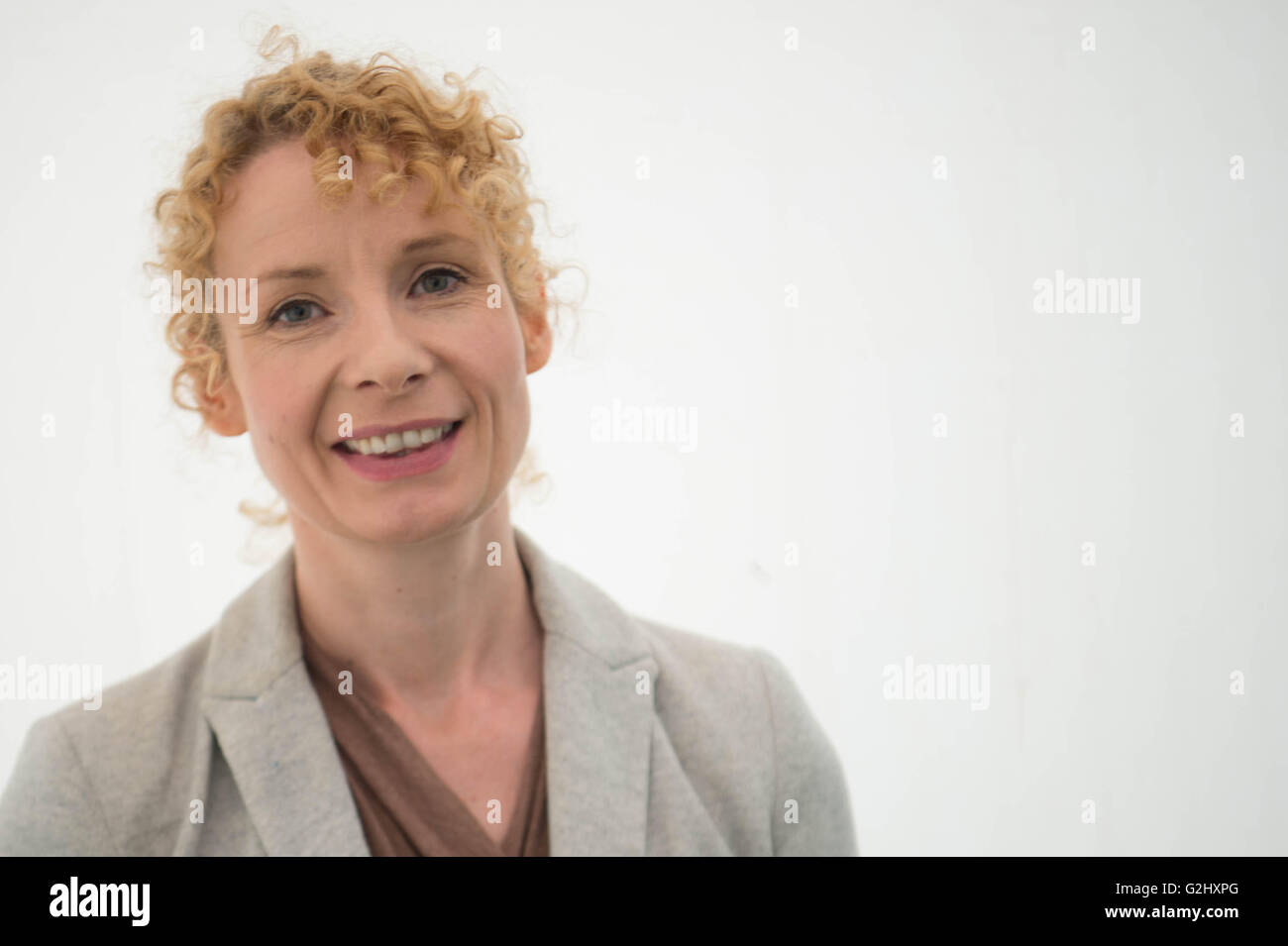 Hay Festival 2016, Hay on Wye, Galles UK Mercredi 01 juin 2016, écrivain BEE WILSON , auteur de "première morsure : Comment nous apprendre à manger', parlant sur le cinquième jour de la Hay Festival 2016 pour dix jours à la fin de mai et au début juin, la petite ville de Hay on Wye sur la frontière devient le Wales-England "Woodstock de l'esprit', et attire certains des mondes meilleurs écrivains, romanciers et poètes Crédit : Keith morris/Alamy Live News Banque D'Images