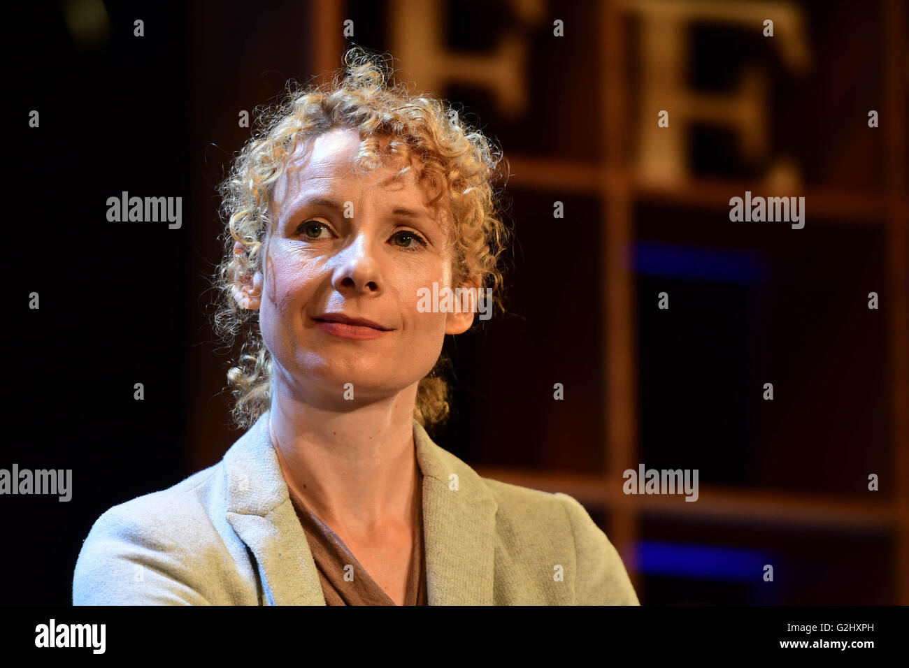 Hay Festival 2016, Hay on Wye, Galles UK Mercredi 01 juin 2016, écrivain BEE WILSON , auteur de "première morsure : Comment nous apprendre à manger', parlant sur le cinquième jour de la Hay Festival 2016 pour dix jours à la fin de mai et au début juin, la petite ville de Hay on Wye sur la frontière devient le Wales-England "Woodstock de l'esprit', et attire certains des mondes meilleurs écrivains, romanciers et poètes Crédit : Keith morris/Alamy Live News Banque D'Images