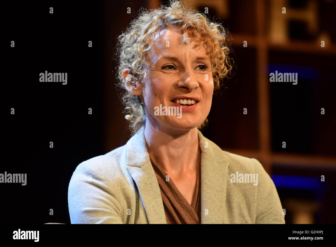 Hay Festival 2016, Hay on Wye, Galles UK Mercredi 01 juin 2016, écrivain BEE WILSON , auteur de "première morsure : Comment nous apprendre à manger', parlant sur le cinquième jour de la Hay Festival 2016 pour dix jours à la fin de mai et au début juin, la petite ville de Hay on Wye sur la frontière devient le Wales-England "Woodstock de l'esprit', et attire certains des mondes meilleurs écrivains, romanciers et poètes Crédit : Keith morris/Alamy Live News Banque D'Images