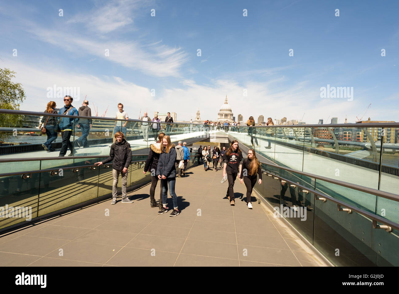 Les touristes à pied à travers le célèbre pont du Millenium à Londres le 1 mai Jour férié à Sunshine Banque D'Images