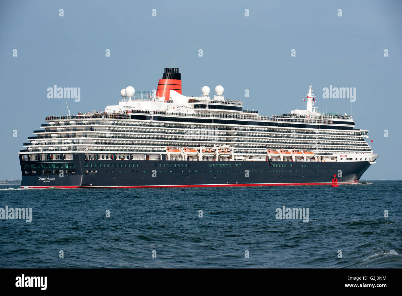 SOUTHAMPTON WATER ENGLAND UK - MAI 2016 - Le navire de croisière Cunard Queen Victoria en cours sur l'eau du sud de l'Angleterre Southampton Banque D'Images